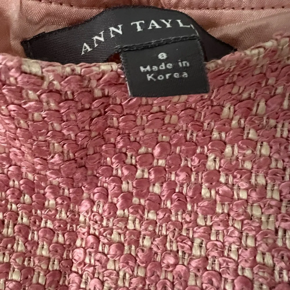 NWT Ann Taylor tweed style skirt with ruffle at bottom & fully lined. 8
